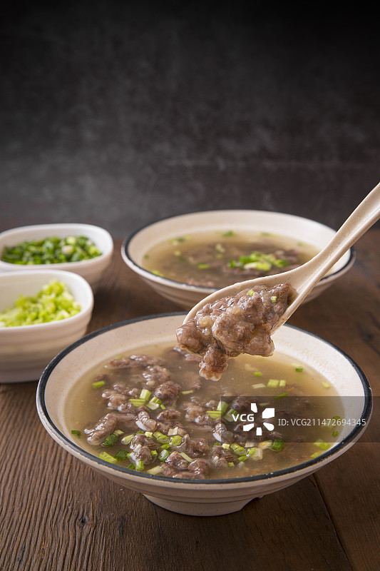 一碗牛肉汤牛肉小吃兜汤图片素材