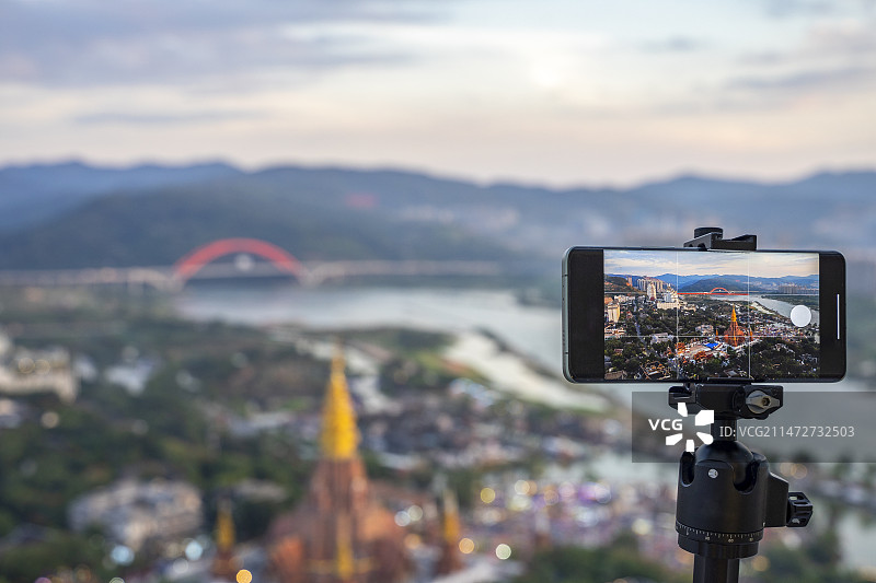 正在拍摄城市风光的智能手机图片素材