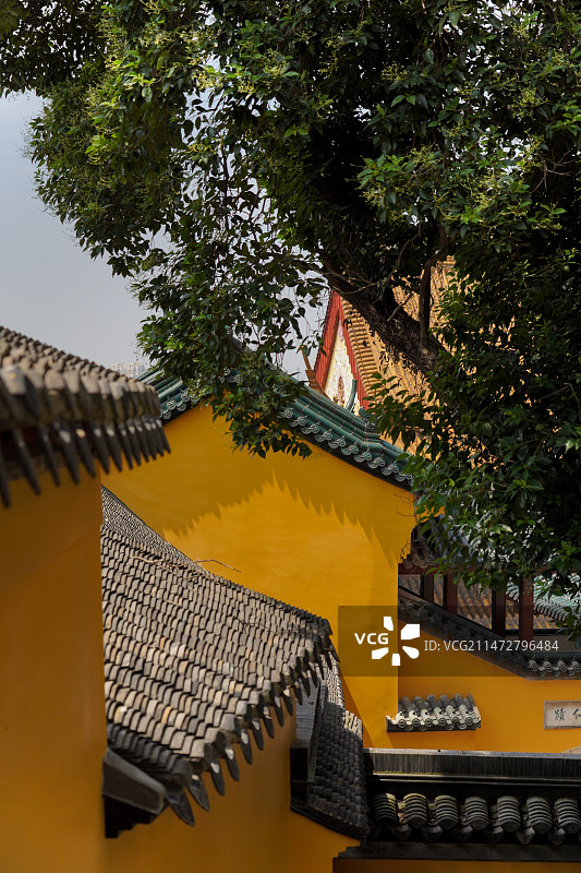 镇江金山寺内部屋檐与墙壁景观图片素材