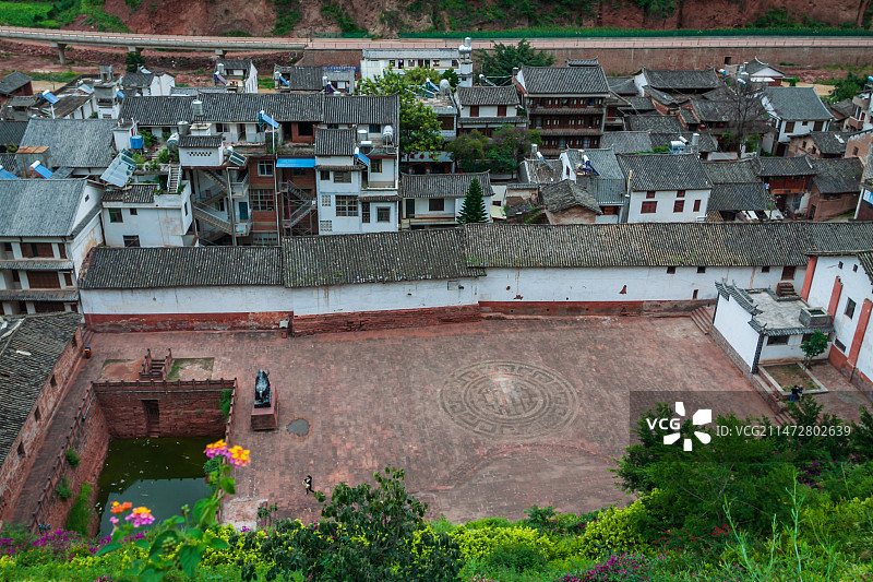 黑井古镇位于恐龙之乡禄丰县，自古以来是个产贡盐的地方。它依山伴江，是个久封于龙川江河谷中的小镇图片素材