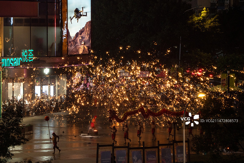 重庆铜梁传统非遗民俗打铁花舞龙图片素材