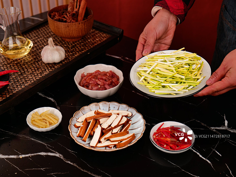 深底上韭黄菜品图片素材