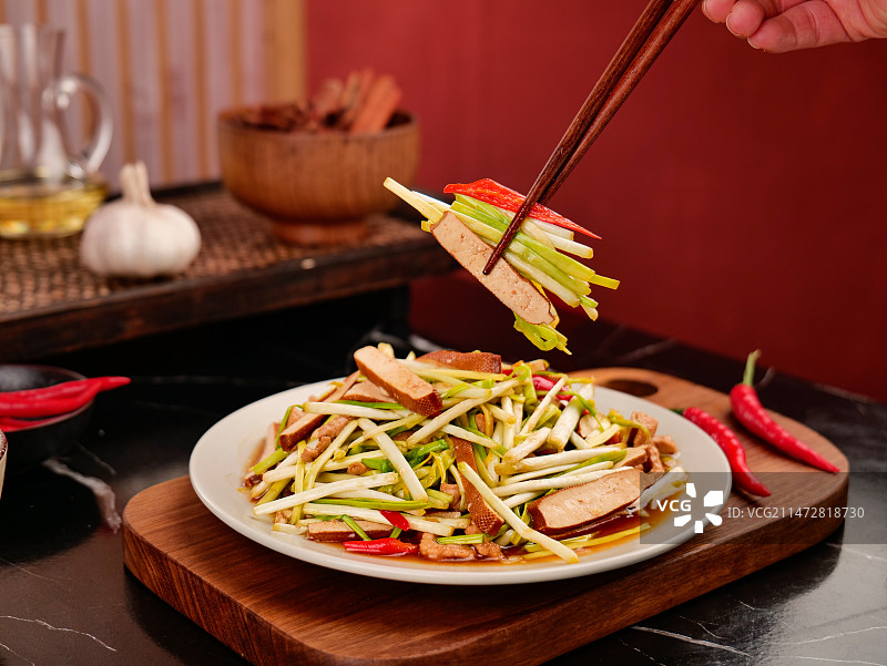 深底上韭黄菜品图片素材