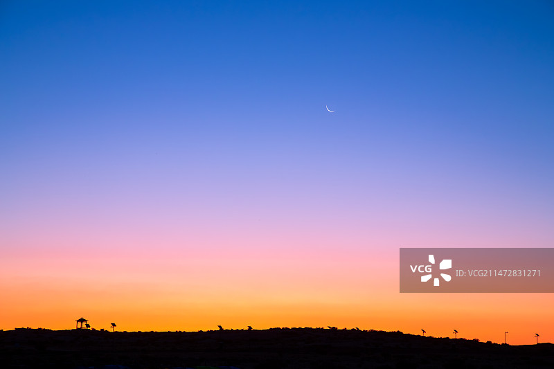 天空地平线曙光与月亮图片素材