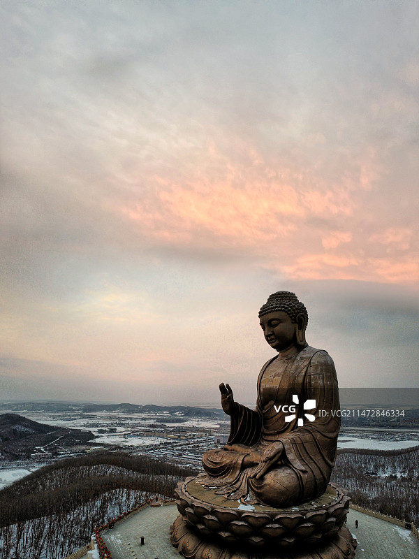 夕阳下的金鼎大佛图片素材