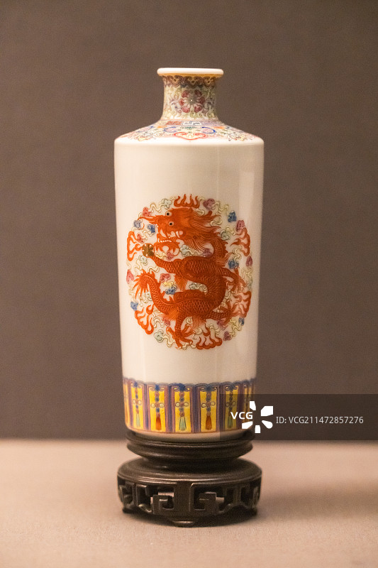 红彩团龙纹瓷瓶 南京市博物馆藏（朝天宫）图片素材