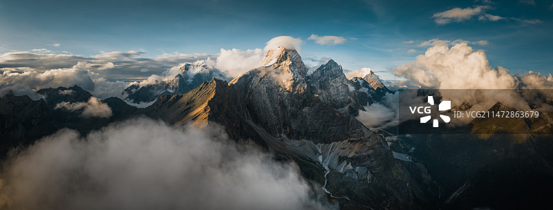 雪山森林户外攀登者图片素材