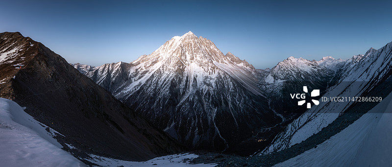 雅拉雪山蓝调时刻图片素材