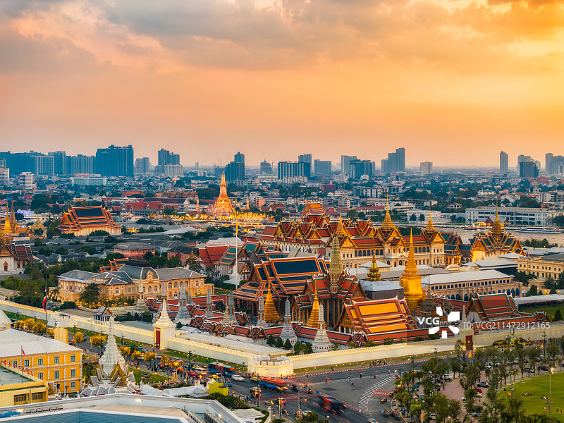 泰国曼谷大皇宫（玉佛寺）与湄南河畔郑王庙日落航拍图片素材