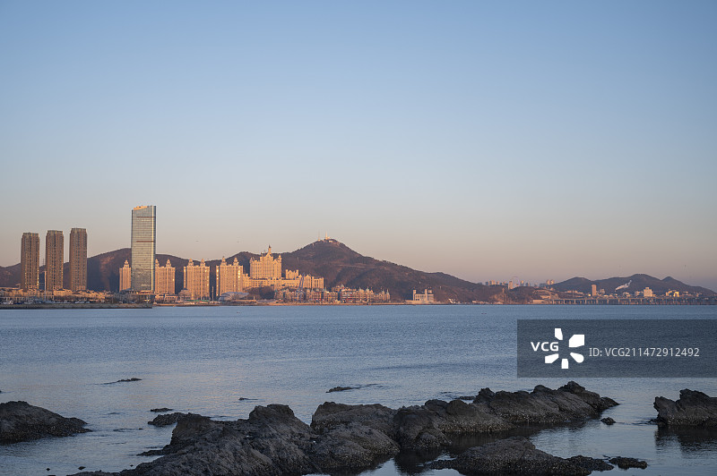 夕阳下的跨海大桥，海滨城市天际线，海滨城市景观图片素材