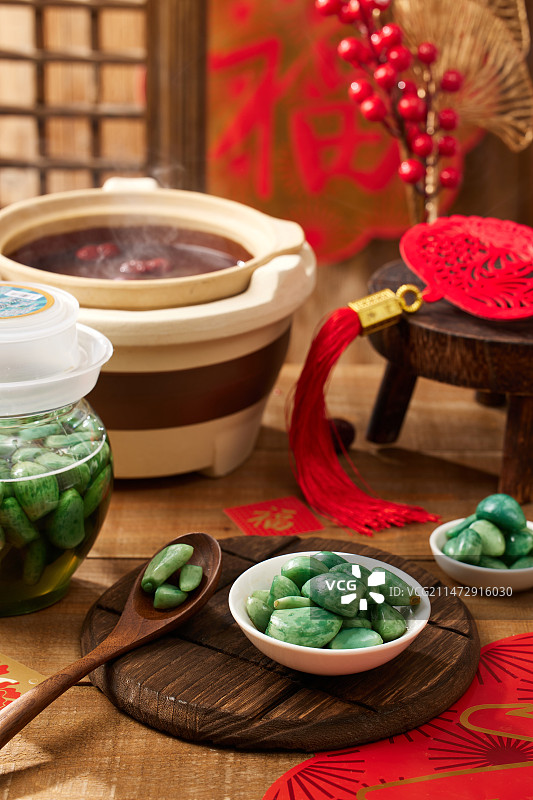 腊八节喝腊八粥泡腊八蒜图片素材