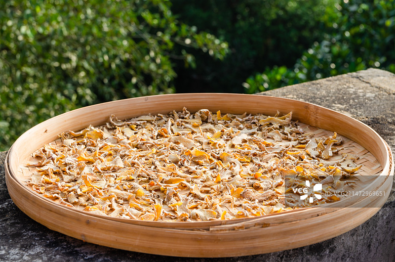 三蒸三晒的干姜晾晒在簸箕上图片素材