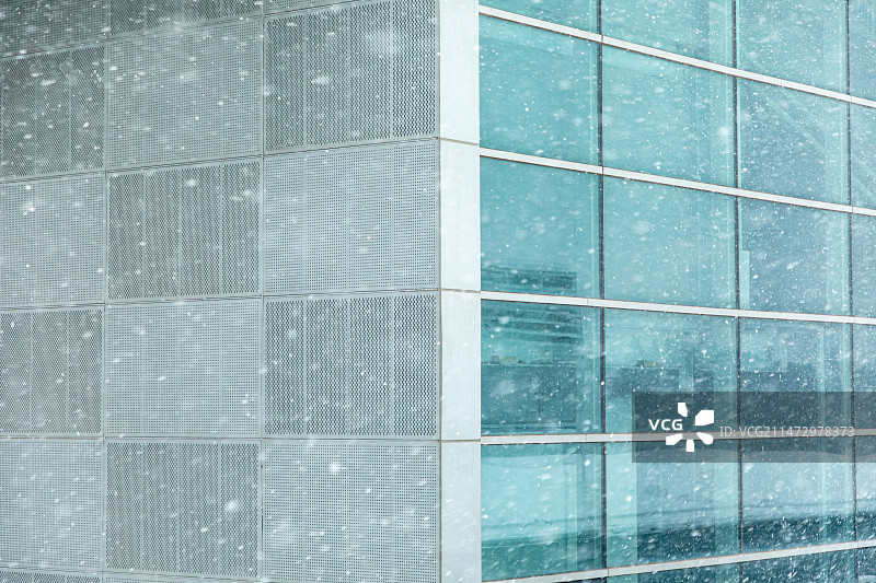 大雪中的现代玻璃建筑图片素材