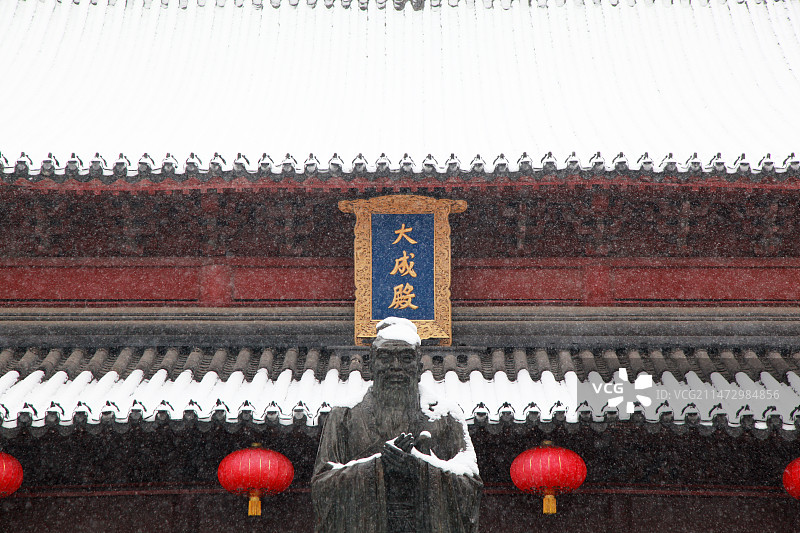 大雪中的中国江苏南京夫子庙大成殿孔子雕塑图片素材