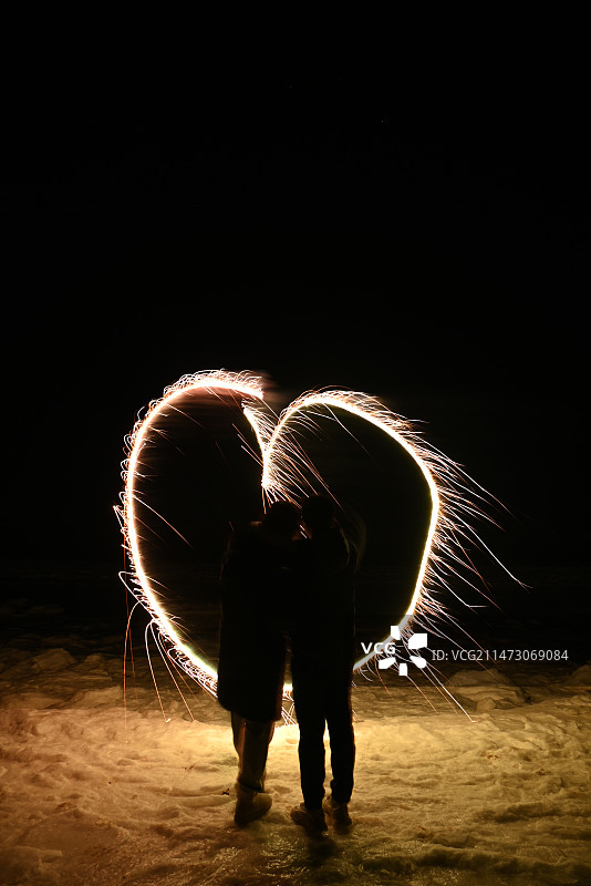 新年跨年元旦 海滩上光绘 烟花 爆竹 喷花 焰火 光亮 夜空下的灯光图片素材