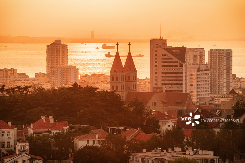 黄昏时分青岛的天主教堂及海滨风光图片素材