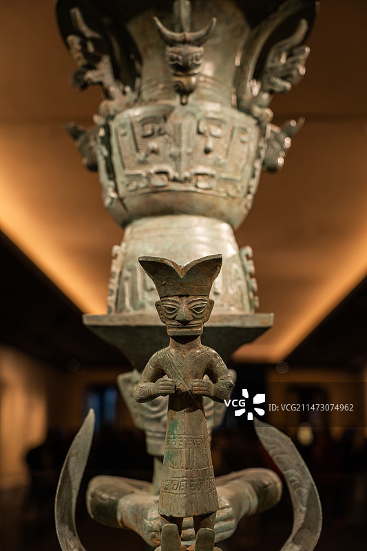 四川德阳广汉三星堆博物馆商代骑兽顶尊人像图片素材