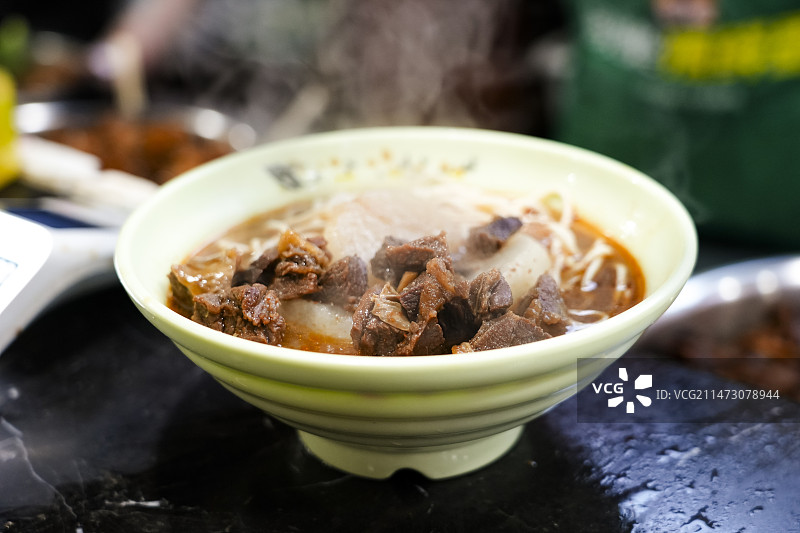 中国湖北省武汉市本地特色美食牛腩粉面图片素材