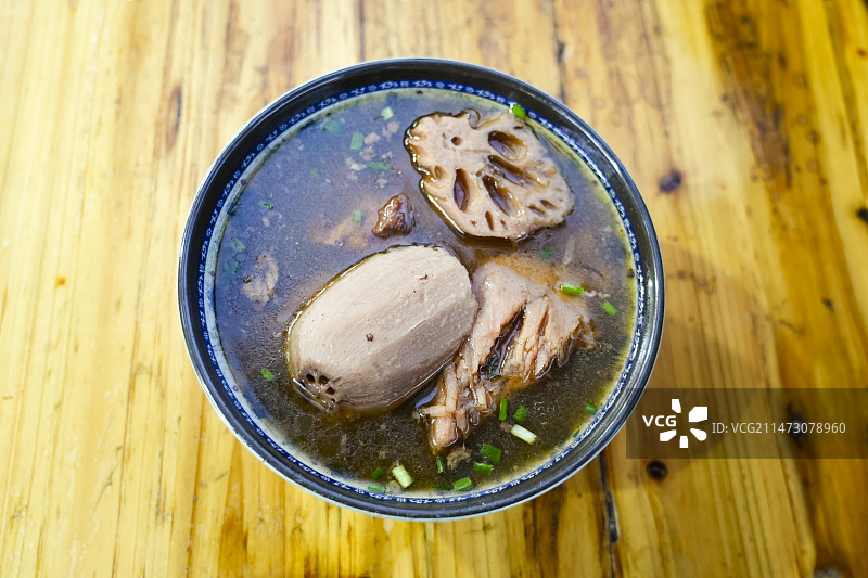 中国湖北省武汉市本地特色美食排骨藕汤图片素材