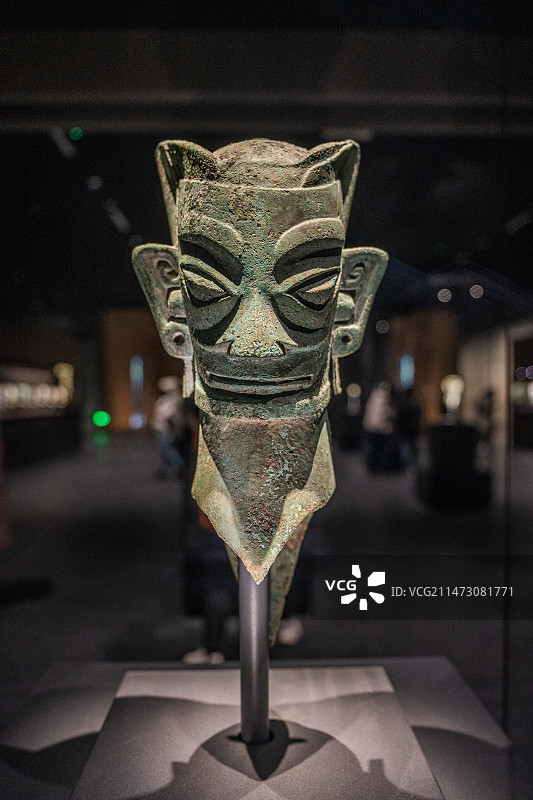 四川德阳广汉三星堆博物馆文物商代青铜人头像图片素材