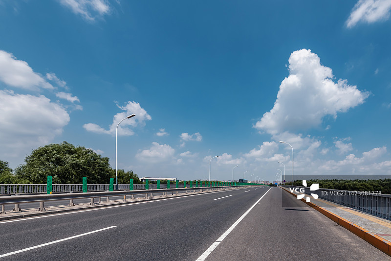 蓝天白云下的公路图片素材