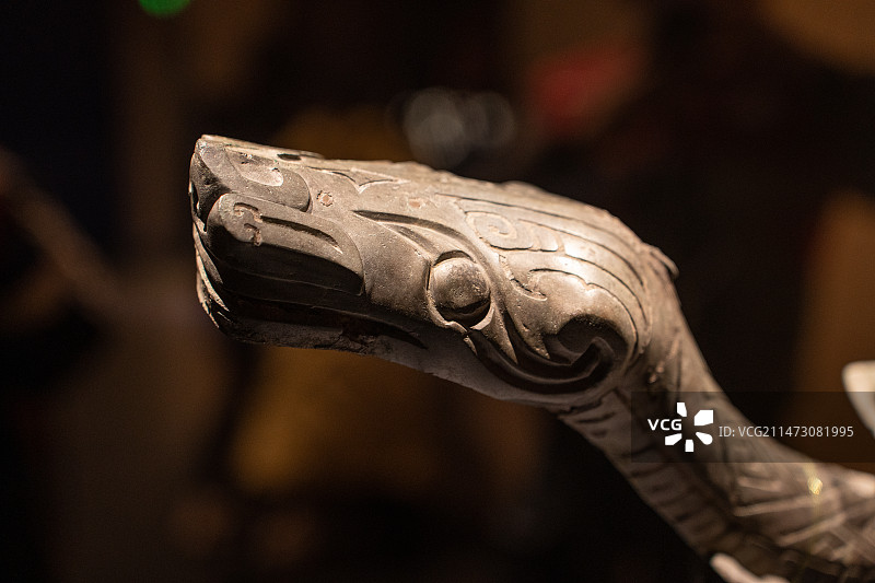 四川德阳广汉三星堆博物馆文物商代青铜蛇图片素材