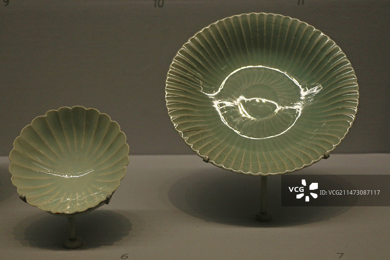 龙泉窑青釉菊瓣纹盘图片素材