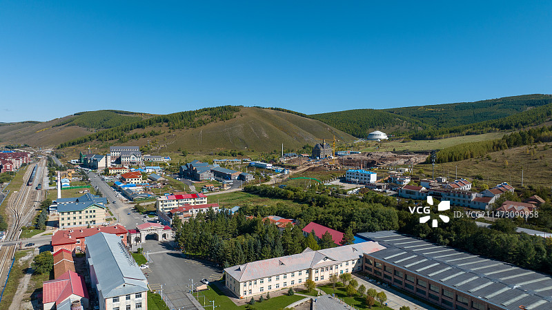 晴朗天气航拍内蒙古兴安盟阿尔山市城市风光图片素材