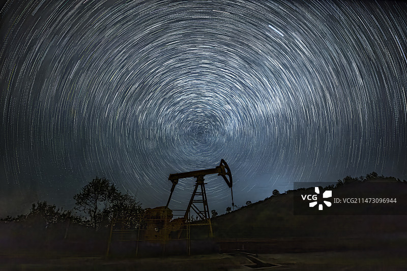 夜幕下的油井图片素材