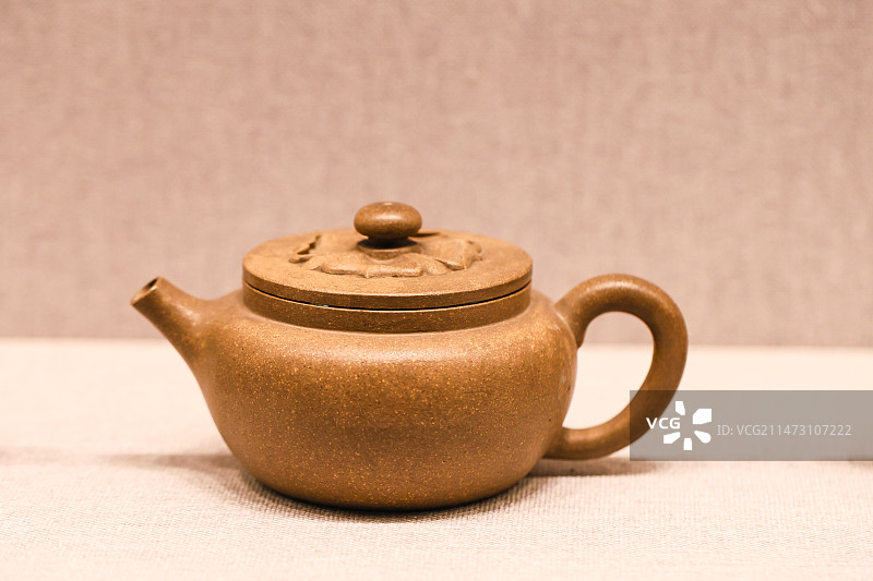 故宫陶瓷馆清代雍正宜兴窑紫砂执壶图片素材