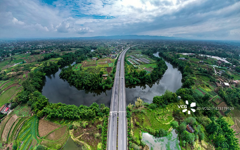 航拍中国西南四川和重庆间的高速公路图片素材