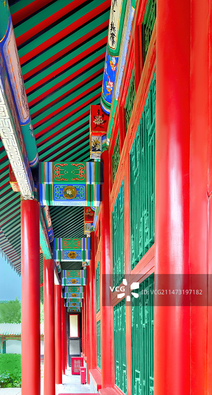 沈阳故宫里宫殿的檐柱金柱与和玺彩画的额枋穿插枋图片素材