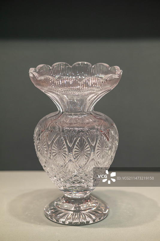 中央礼品文物管理中心沃特福德磨花水晶玻璃花瓶图片素材