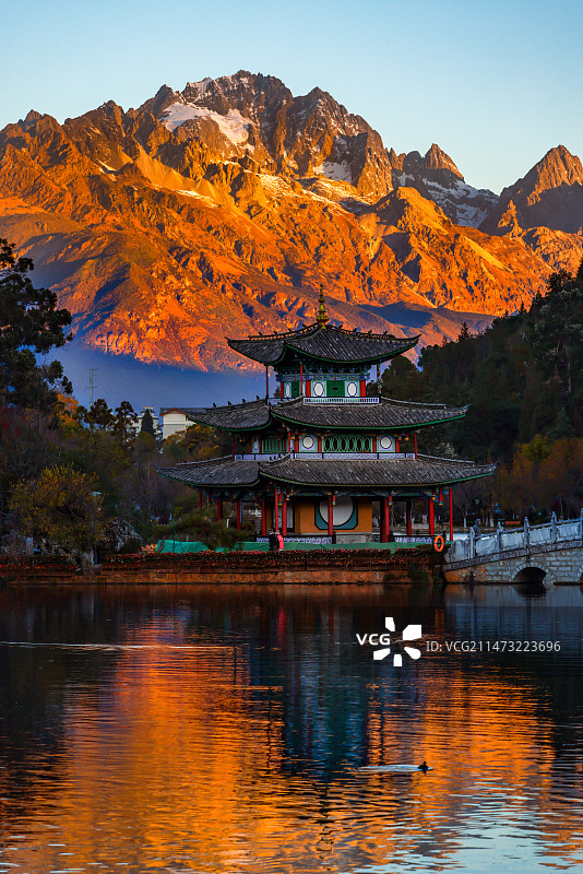 云南丽江黑龙潭拍摄玉龙雪山日照金山图片素材