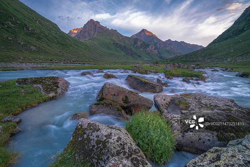 新疆伊犁孟克特古道溪流雪山晚霞火烧云风光图片素材