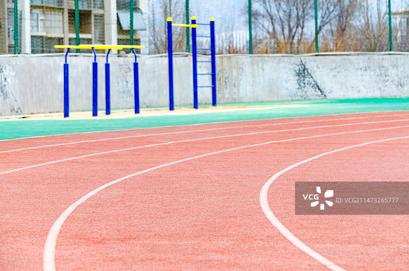中国学校操场拍摄主题，红色塑胶跑道，绿色的操场，户外白昼无人图像摄影图片素材