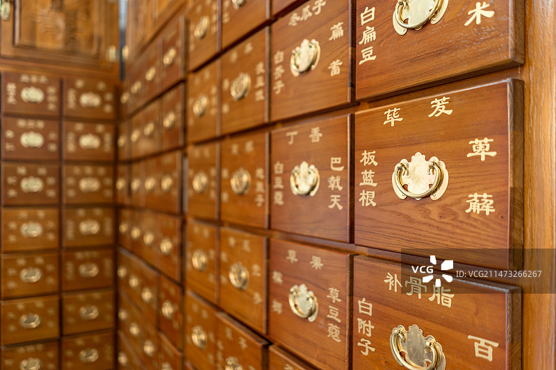 中国中医药服务拍摄主题，中医医院药店药房黄色的古典风格木制药柜，室内无人图像摄影图片素材