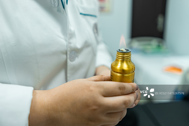 中国中医药服务拍摄主题，中医医院医生正在给病人患者后背火疗针灸拔罐，室内无人图像摄影图片素材