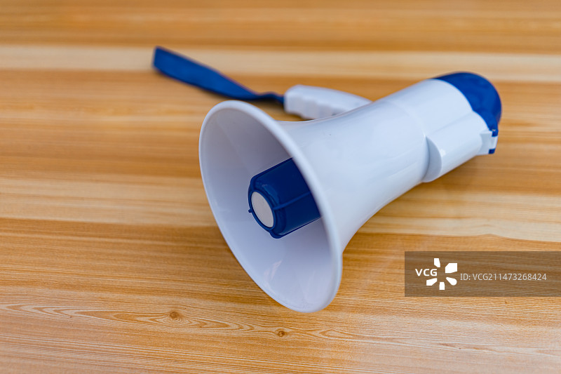 中国设备用品拍摄主题，桌子上一个白色蓝色的喇叭扬声器特写，户外白昼无人图像摄影图片素材