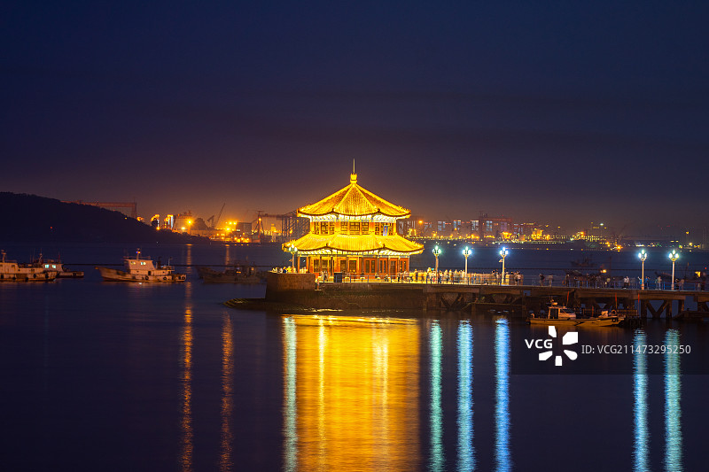 中国山东省青岛市海滨栈桥夜景图片素材