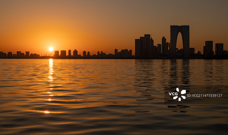 滨水城市的日落图片素材