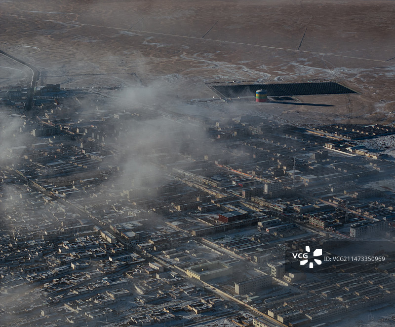 云雾缭绕的西藏日喀则仲巴县城图片素材