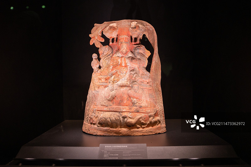 四川德阳广汉三星堆博物馆东汉彩绘西王母彩陶摇钱树座图片素材