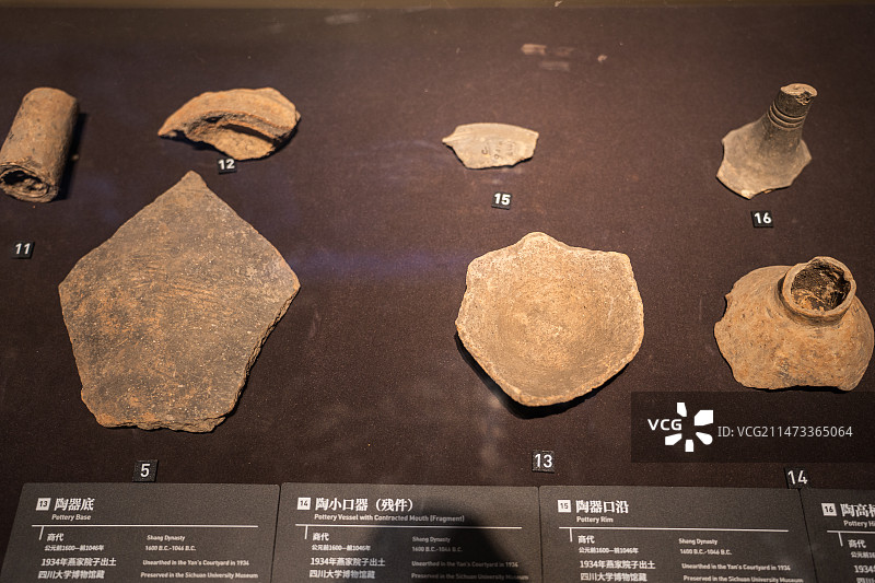 四川德阳广汉三星堆博物馆商代陶器残件图片素材