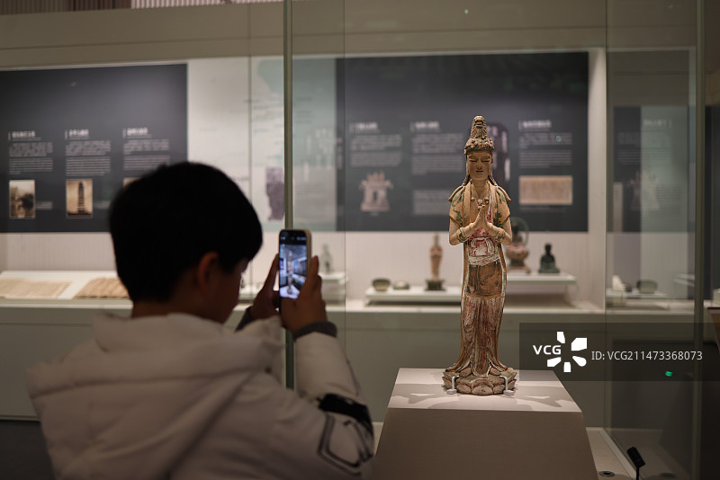 男孩在博物馆参加文物图片素材
