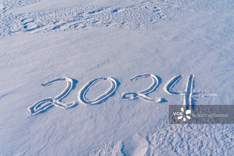 雪地上手写的2024年图片素材