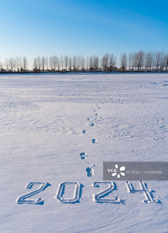 雪地上的2024和远去的脚印图片素材