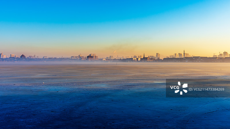 冬日晨光映照下的东昌湖畔24.01图片素材