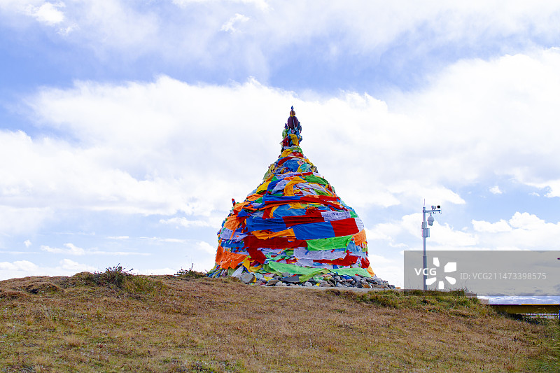 甘南湿地高坡上的经幡图片素材