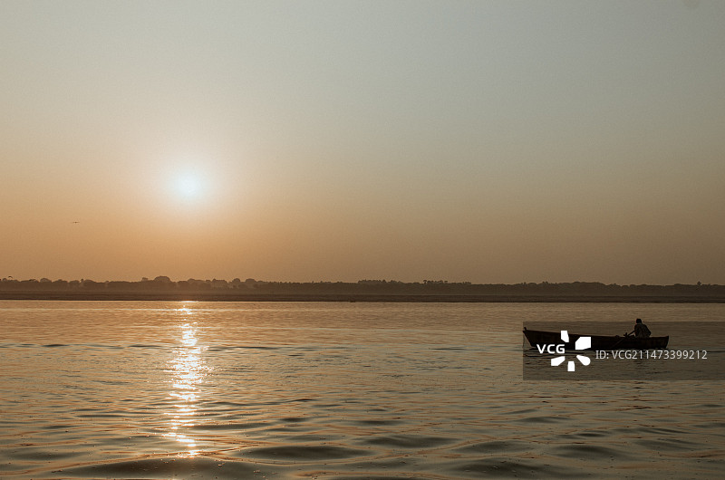 印度瓦拉纳希恒河上的船图片素材